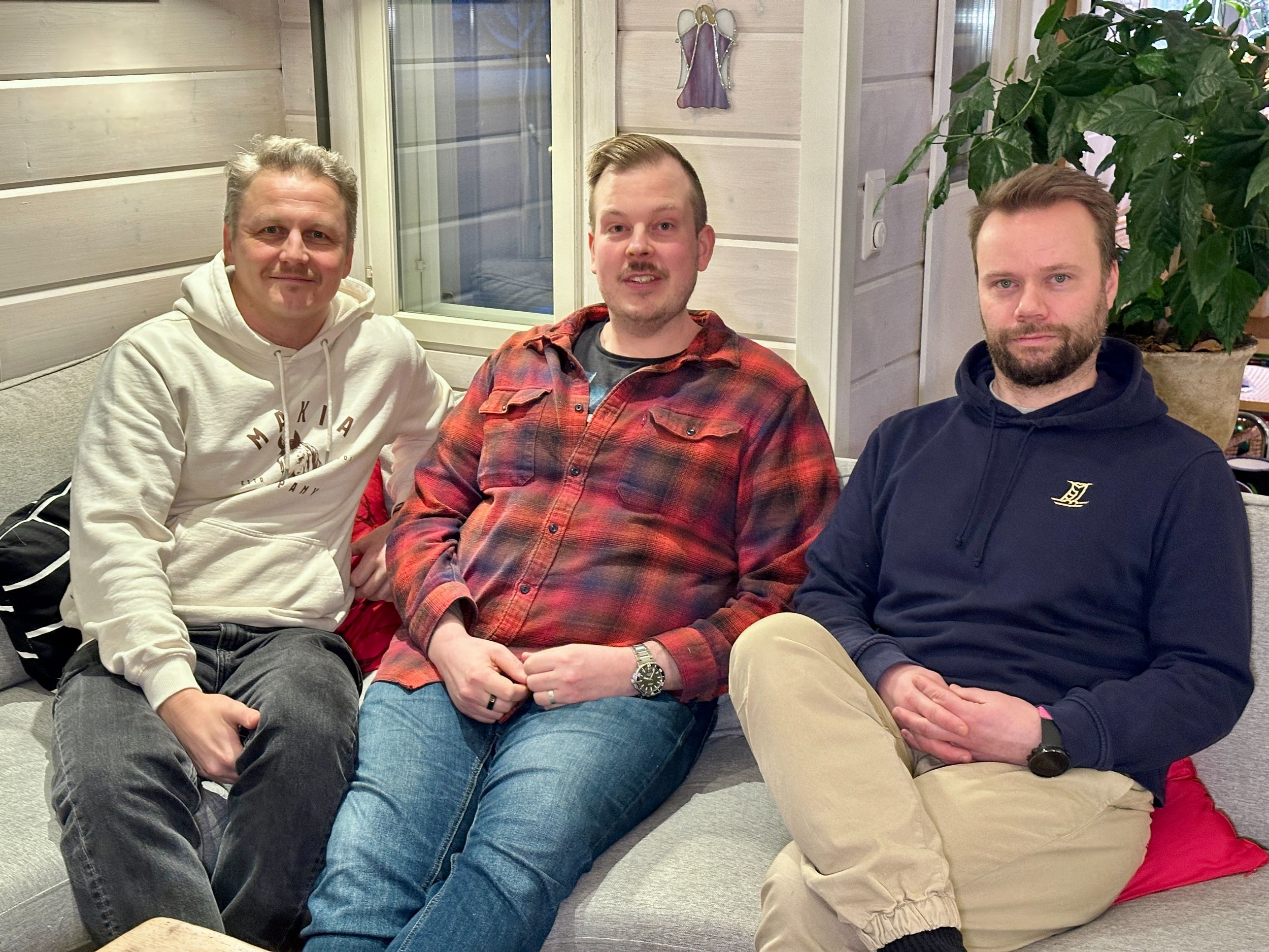 Gikkerin tiimi, Juha, Tony ja Hans, keskustelemassa Gikker 2.0 -palvelusta.